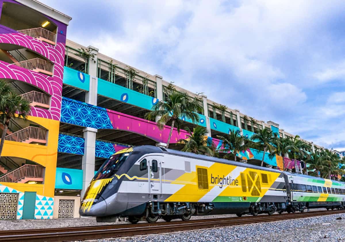 חברת הרכבות ברייטליין משיקה נסיעה חד-פעמית עם די.ג’יי באוזניות, בירות ונשנושים, שתצא מווסט פאלם ביץ’ ותגיע בדיוק בזמן לפתיחת השערים במרכז העיר