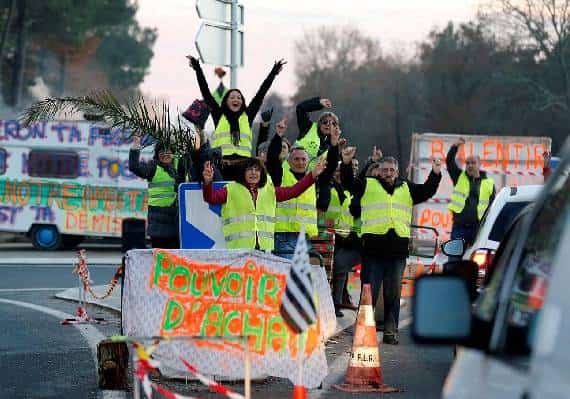 צרפת: הנשיא מקרון נכנע והכריז על שורת הקלות כלכליות בתקווה לנטרל את המחאות