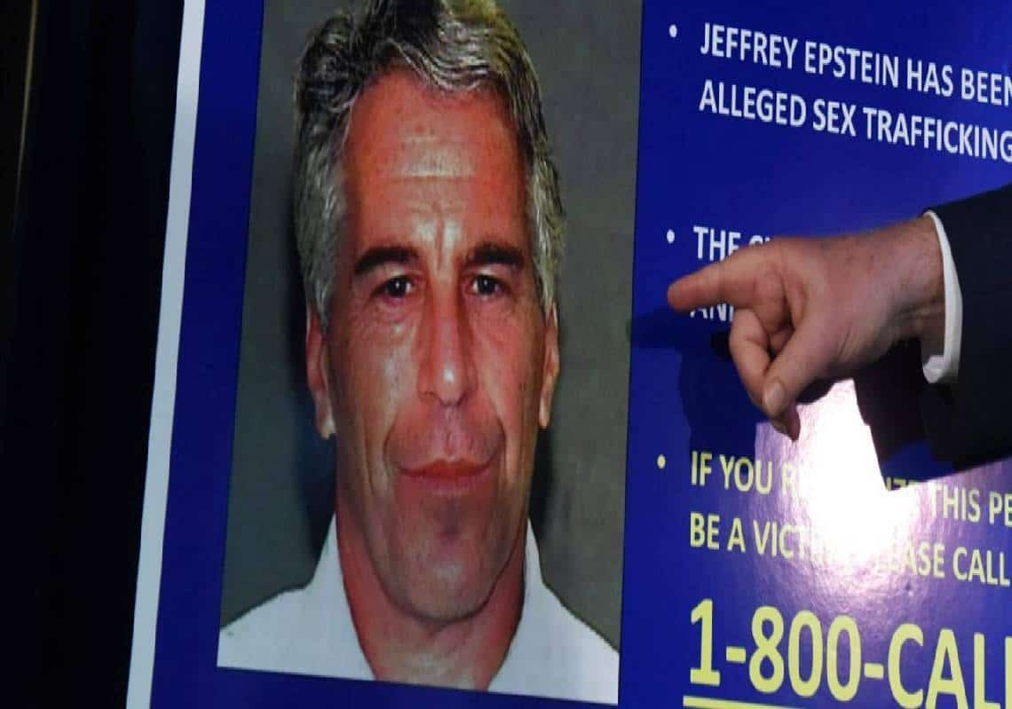 נחשפה שיחת הטלפון האחרונה של אפשטיין לפני מותו: "לא היתה עדות שהוא מתכוון לעשות משהו קיצוני"