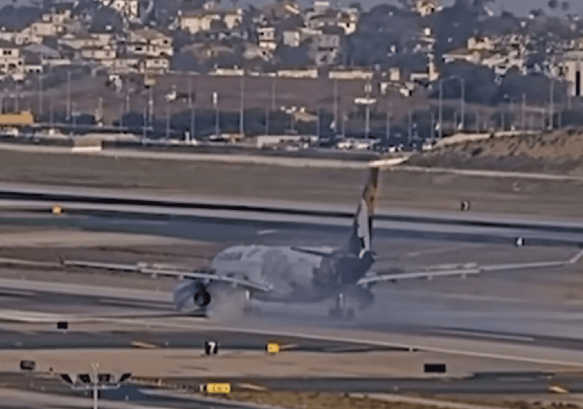 עשן וחרדה בשדה"ת LAX: מטוס נאלץ לבטל המראה ברגע האחרון - הרשויות פתחו בחקירה