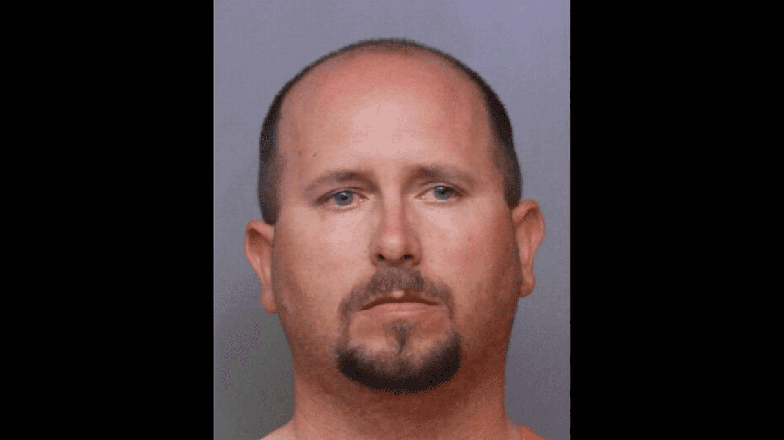 פלורידה: נעצר נהג אוטובוס של פארק השעשועים "וולט דיסני", בחשד שניסה לשדל קטינה לקייים עמו יחסי מין