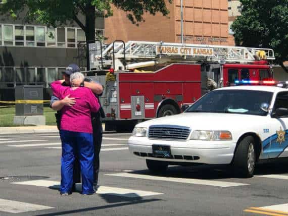 עלה ל-2 מספר השוטרים ההרוגים בירי בקנזס סיטי, החשוד: עציר שנשפט פעמיים על רצח ומואשם ברצח נוסף