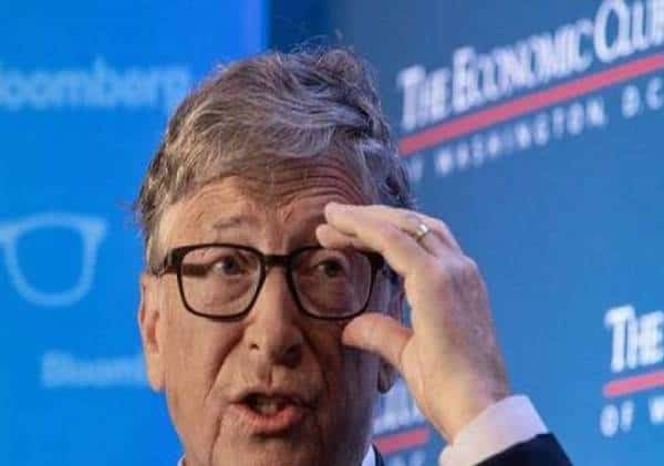 ביל גייטס תוקף את מנהל התרופות האמריקני: "תיאוריות הקונספירציה עלי הן מטורפות"