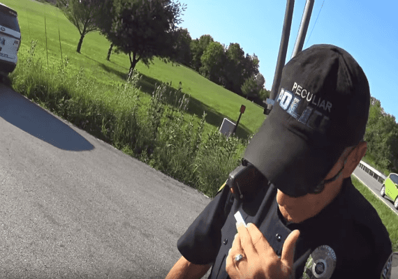 צפו בשוטר נתפס על חם: התרכז בטלפון הנייד ופגע ברוכב אופניים