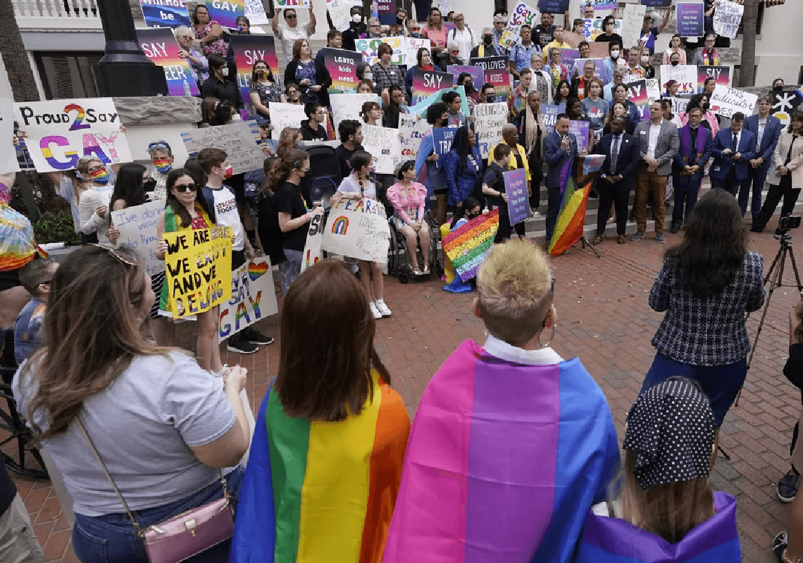 אחרי פלורידה: כעשר מדינות מבקשות לאסור דיונים על זהות מגדרית בבתי הספר