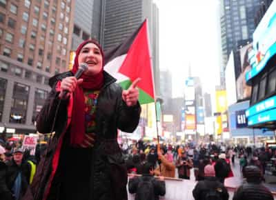 שנאת ישראל היא כרטיס הכניסה לעיריית ניו יורק: לינדה סרסור חוגגת את ניצחון ממדאני כמפנה פוליטי הסטורי 