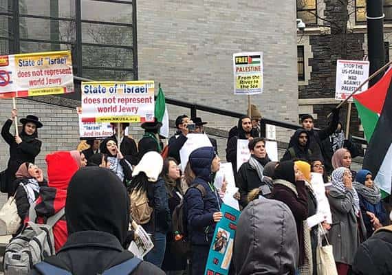 מחאה פרו-פלסטינית בזמן הרצאת הקונסול בניו יורק שמגיב: "האנטישמיות של השמאל הקיצוני היא הצבועה ביותר"