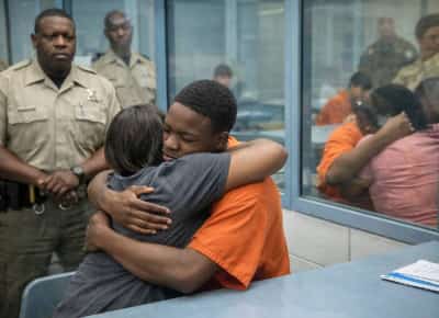 חוק החיבוק: המאבק שמנסה להחזיר את האנושיות לכלא הנוער של לוס אנג'לס