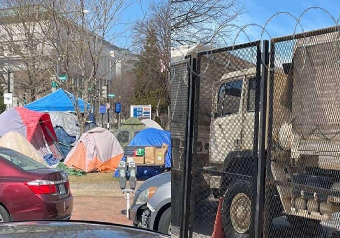 "סמים בלב אזור הכיבוש הצבאי בוושינגטון": מחנה הומלסים נוצר בלב גבעת הקפיטול