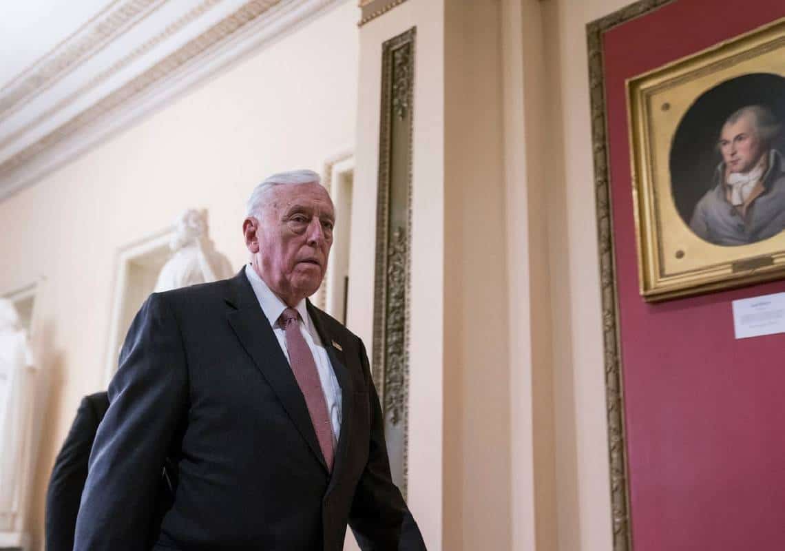 מנהיג הרוב הדמוקרטי בבית הנבחרים אובחן כחיובי לקורונה