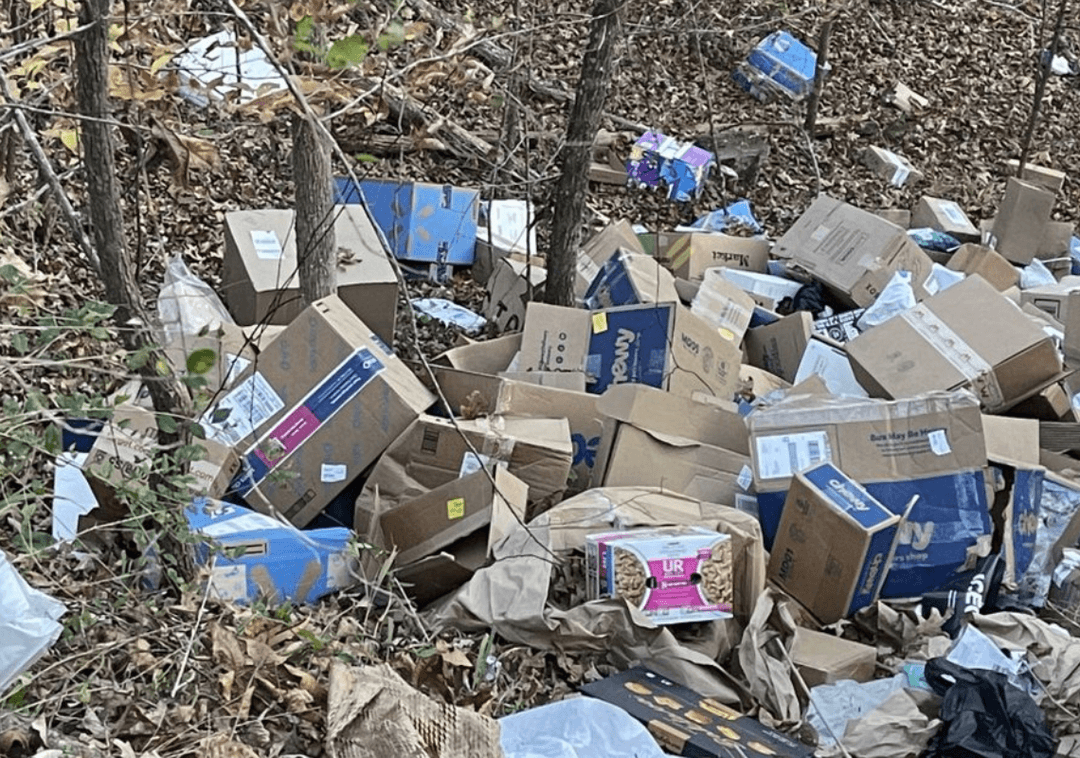 נהג FedEx נחשד כי זרק מאות חבילות – לפחות בשש הזדמנויות שונות