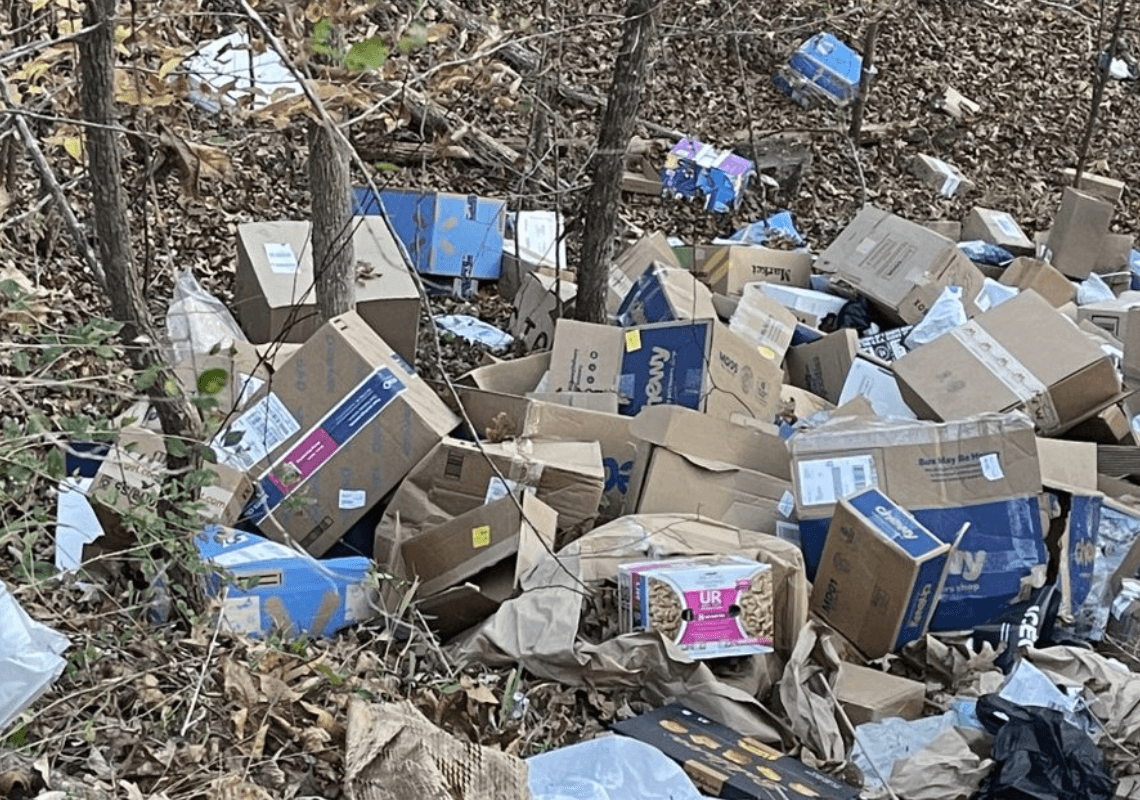 נהג FedEx נחשד כי זרק מאות חבילות – לפחות בשש הזדמנויות שונות