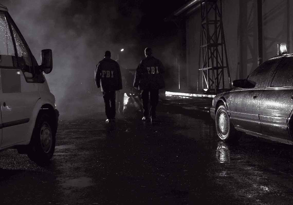 טעות בזיהוי: סוכני FBI פרצו לחדר הלא נכון - וחקרו אדם תמים במשך כשעה 