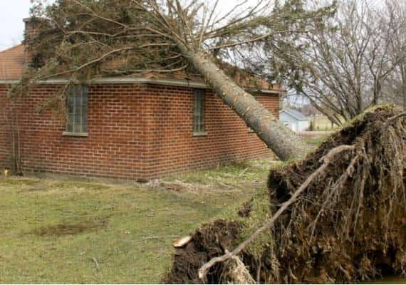 מיליונים נותרו בלי חשמל בעקבות טורנדו שפגע באוהיו
