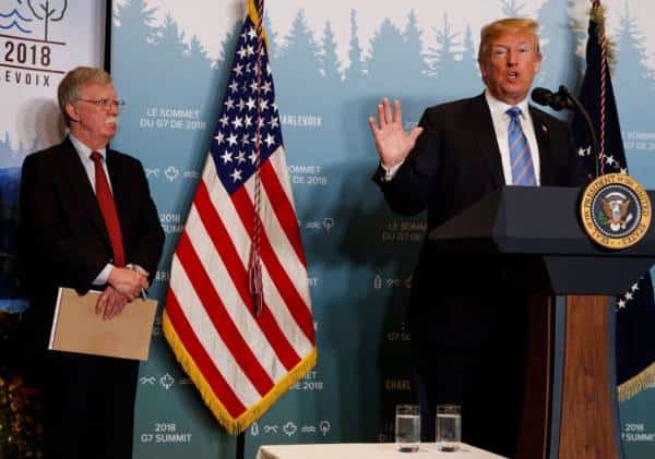 פוטר או התפטר? ארה"ב סוערת בעקבות הדחת היועץ לביטחון לאומי