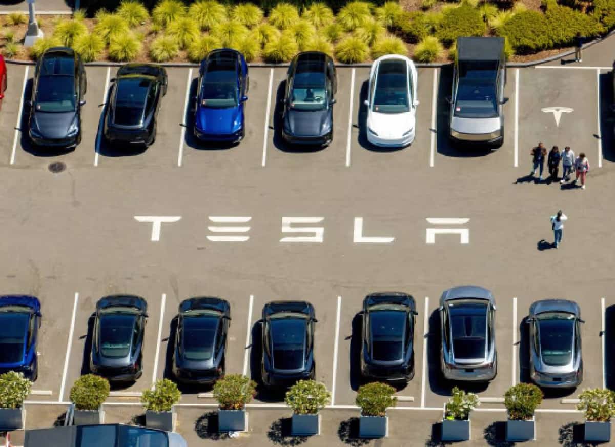 טסלה מאבדת את הפסגה: בי־וואי־די עוקפת – והמכירות של מאסק נופלות שנה שנייה ברצף
