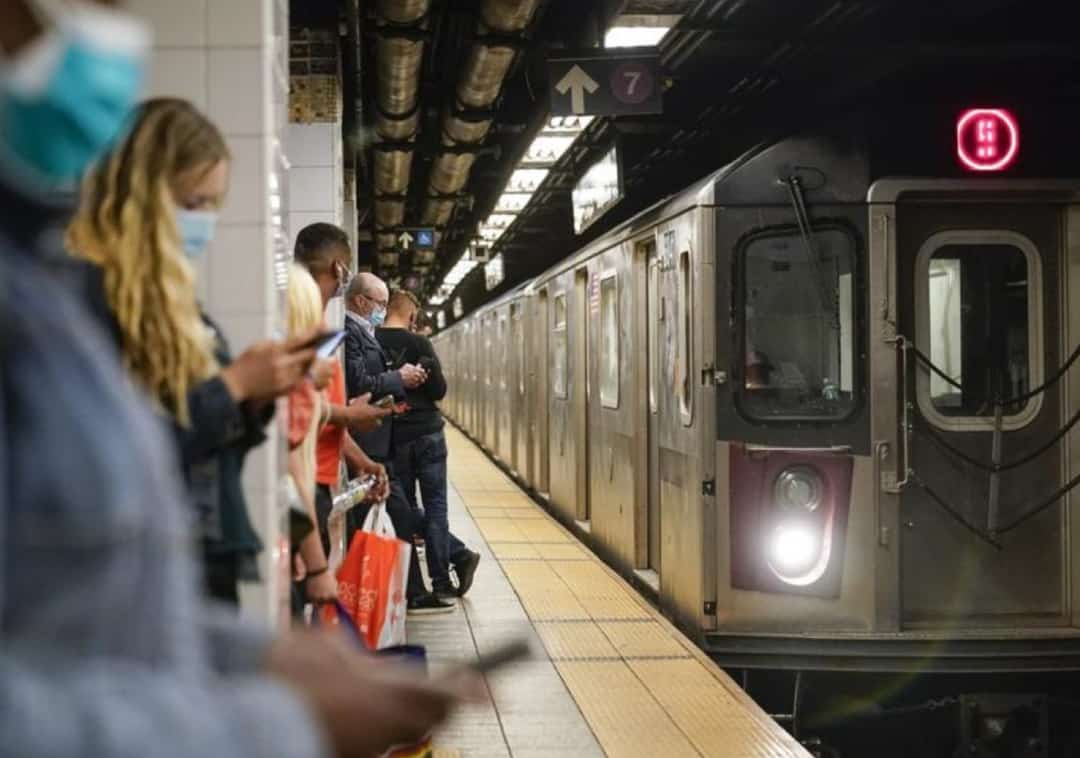 אימה בברוקלין: גבר נדחף למסילת הסאבוויי