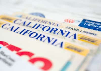 קליפורניה מבטלת אלפי רישיונות נהיגה למהגרים בעקבות לחץ פדרלי וגינויים הדדים