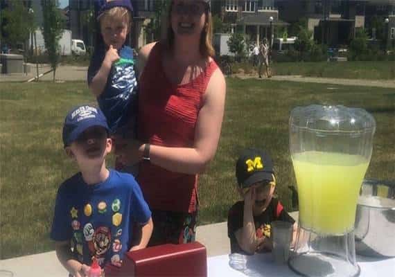 הורס שמחות: ילד בן שש פתח דוכן לימונדה, אך לשכן היו תכניות אחרות