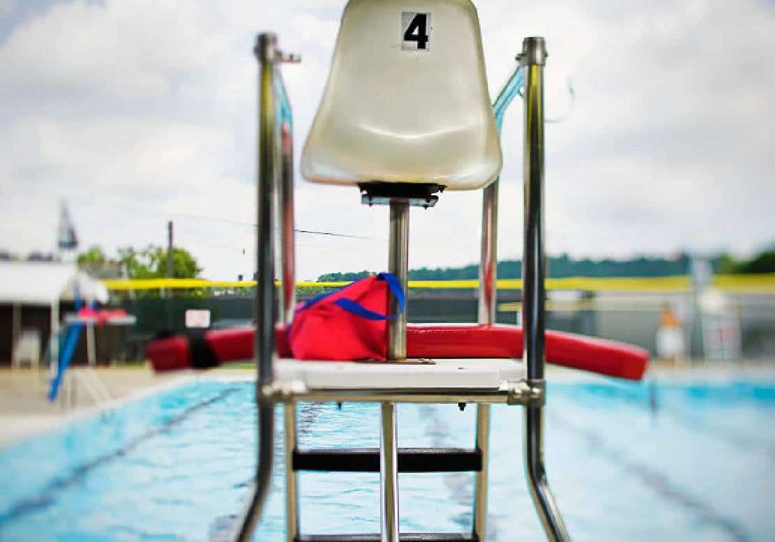 פלורידה: מצילה טרנסג'נרית חשפה את שדיה בפני ילדים והורים בבריכה