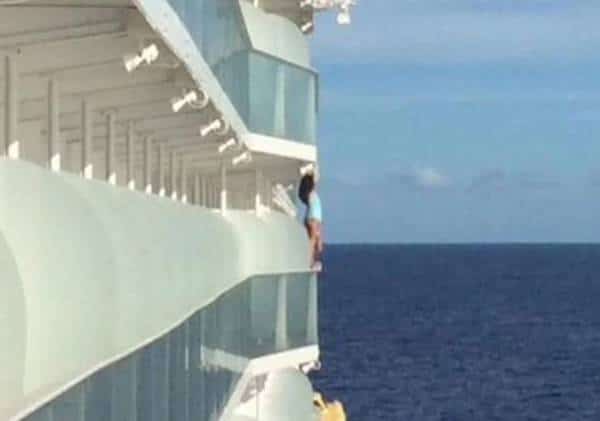 אישה צילמה סלפי ממעקה האונייה ונזרקה בבושת פנים מהקרוז
