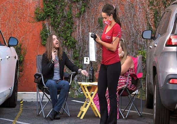 מחוז לוס אנג'לס קיבל אור ירוק למעבר לשלב הבא: אושרה פתיחת מכוני עיצוב שיער והושבת לקוחות במסעדות