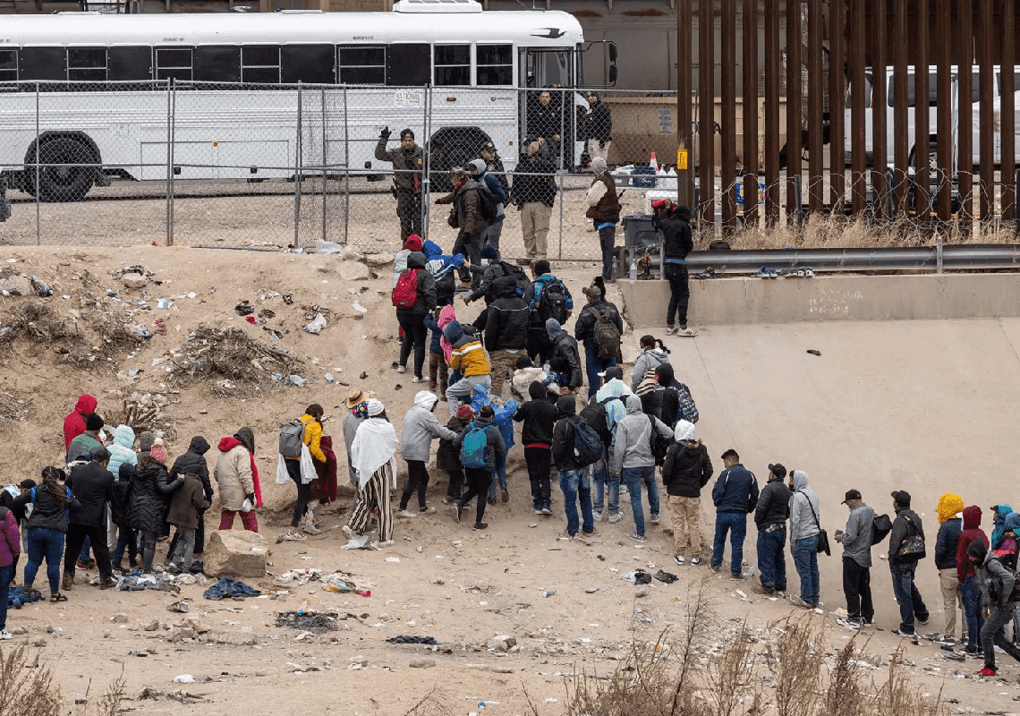 עשרות אלפי מהגרים מחכים בצד המקסיקני לרגע שמדיניות הגבול האמריקאית תסתיים 