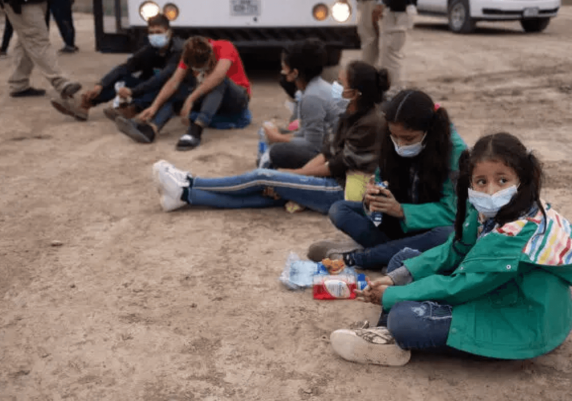 דוברת הבית הלבן מתבדחת על הטיסות החשאיות של מסתננים קטינים לניו יורק
