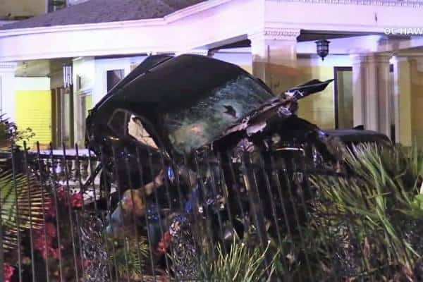 דרום קליפורניה: איבד שליטה, פגע בשני כלי רכב ובית לפני שנעצר על גג פיק-אפ