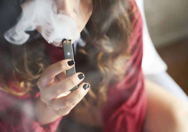 למרות האזהרות: עלייה במספר הצעירים שמעשנים סיגריות אלקטרוניות