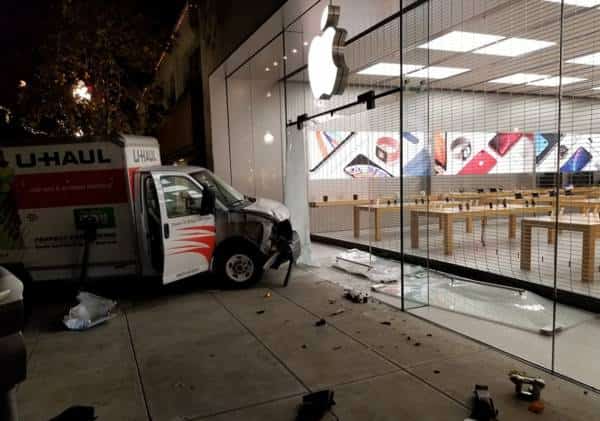 אלמונים ניסו לפרוץ לחנות אפל בברקלי בעזרת משאית