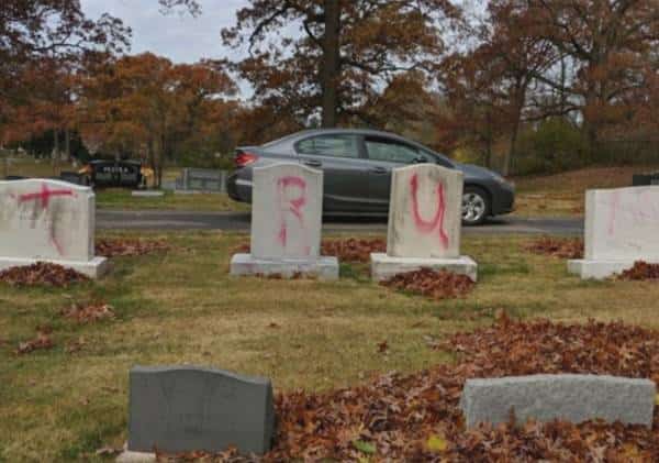 ערב הבחירות במישיגן: כתובות "טראמפ" ו-"MAGA" רוססו על מצבות בבית קברות יהודי