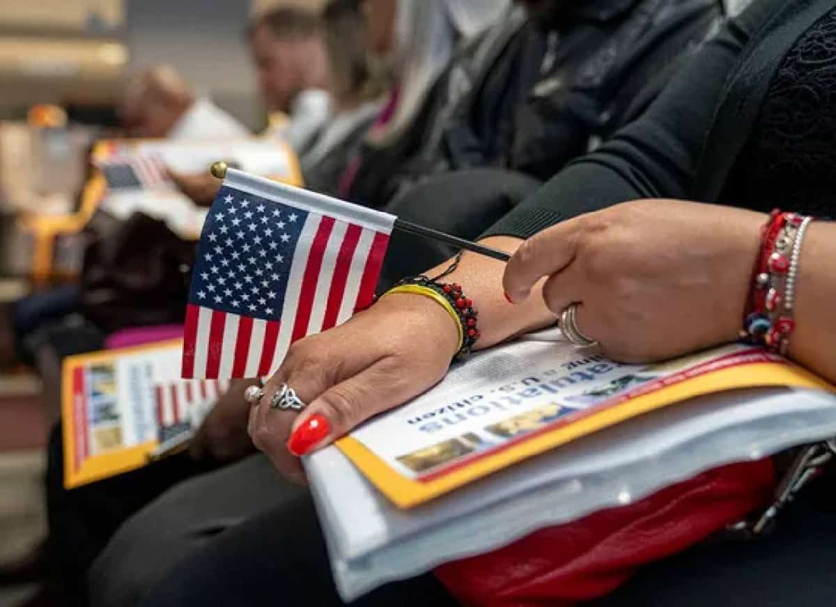 בשורה מרה למהגרים: ארצות הברית מקצרת את תוקף היתרי העבודה מחמש שנים ל־18 חודשים בלבד
