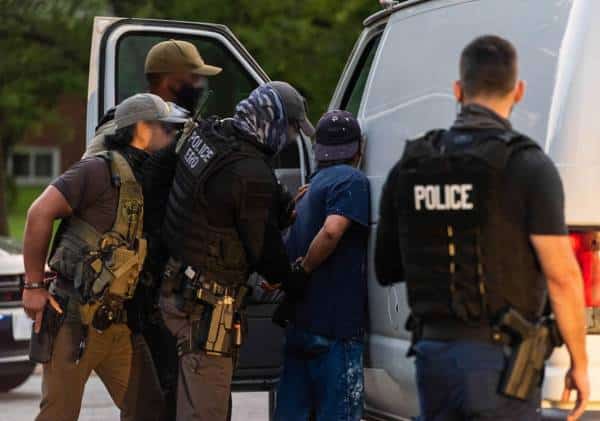 מבצע נרחב בארה"ב: עשרות שוהים בלתי חוקיים נעצרו בפשיטות כוחות ההגירה