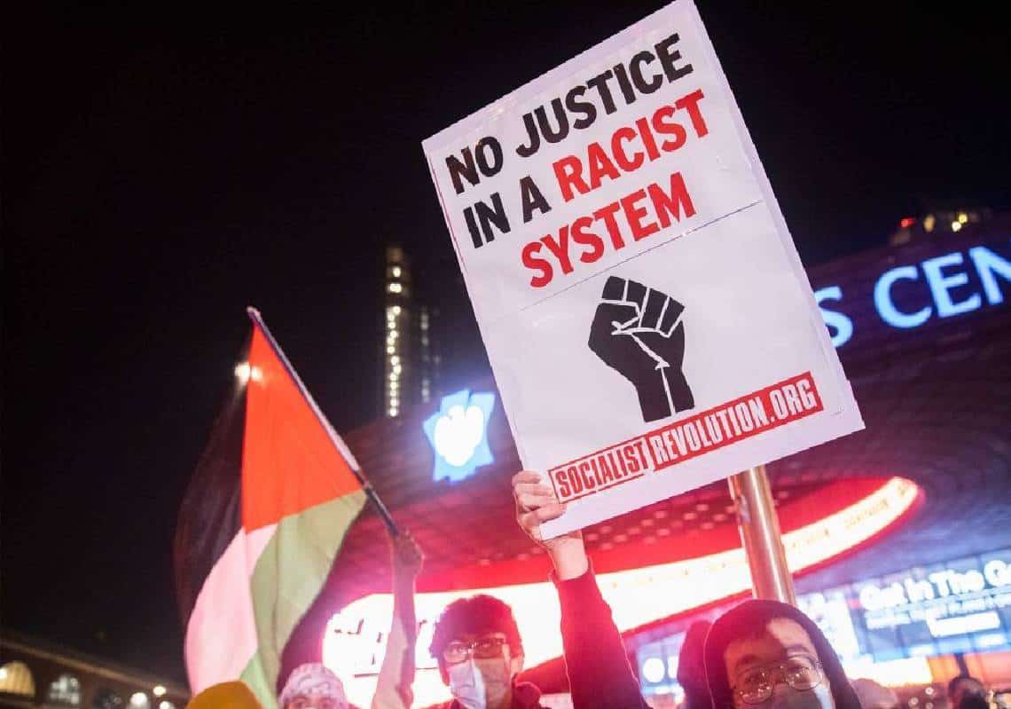 אמריקה על הקצה: דגלי פלשתין, וקריאות לביטול המשטרה ברחבי ארה"ב