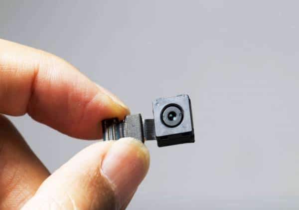 חשד למעורבות מורה בתקרית חמורה במהלך טיול שנתי: תלמידים מצאו מצלמות נסתרות בחדר המלון