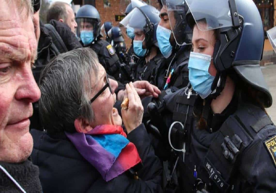 "לאסור הפגנות": הדמוקרטיה הגרמנית בסכנה? המודיעין כבר מרגל אחר אזרחים ועתה בכירי משטרה תובעים צעד קיצוני מאוד