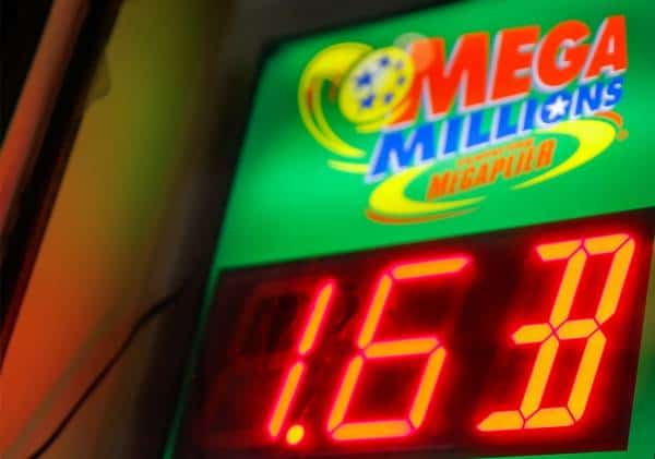 דרמה במשרדי הלוטו: הזוכה ההיסטורי במיליארד וחצי דולר הגיע לקבל את הפרס‎