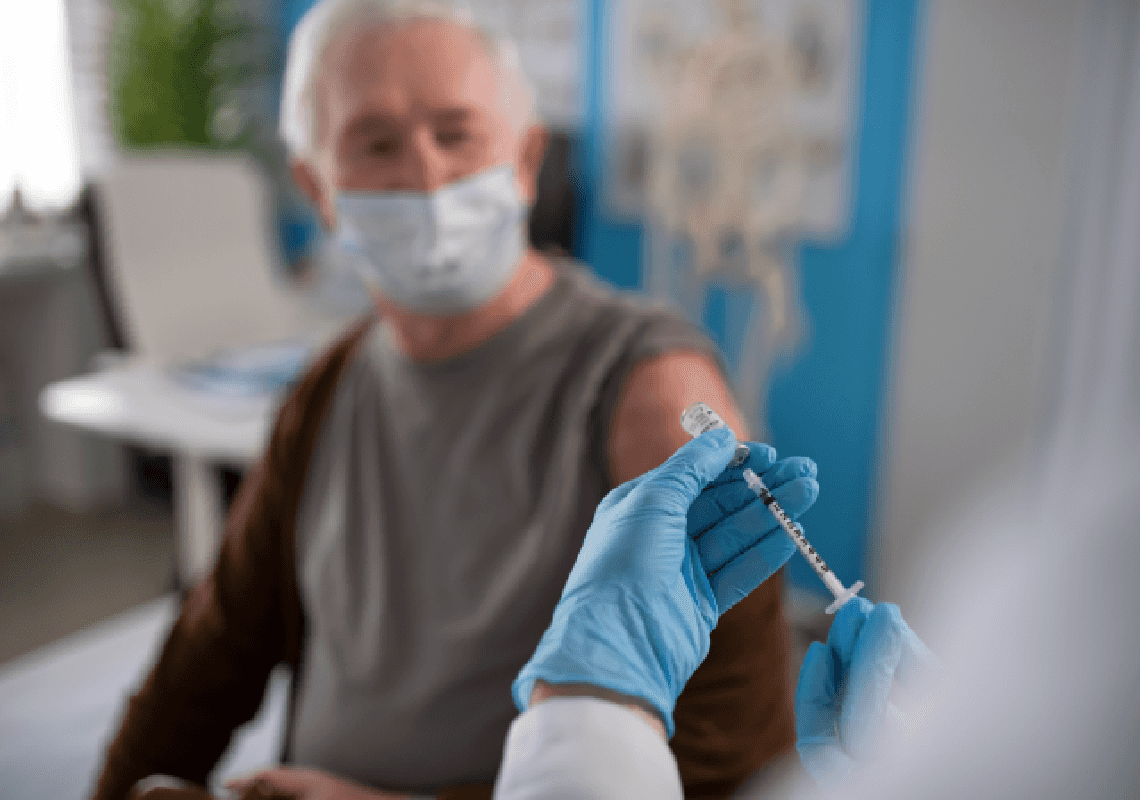 גבר קיבל 87 זריקות נגד הקורונה - ומכר את התעודות למתנגדי חיסונים