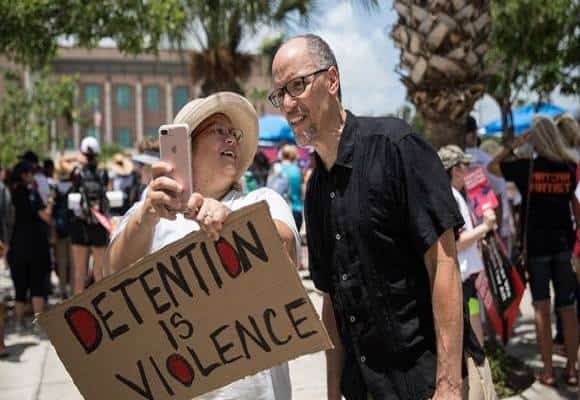 בהצהרה השנתית לרגל יום העצמאות, בוועידה הדמוקרטית הלאומית מורידים את הכפפות