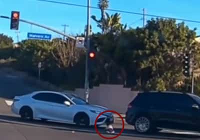 מילימטרים מאסון במחוז אורנג': פעוט נפל ממכונית נוסעת - רכב מאחור בלם בשנייה האחרונה