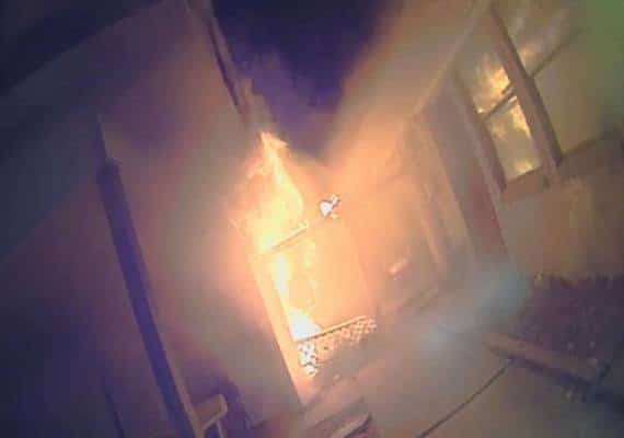 גיבור חדש בטקסס: צפו כיצד שוטר הציל משפחה שלמה מבית בוער