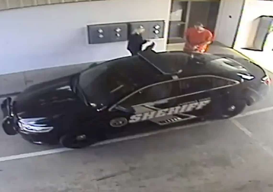 מאסר עולם לאסיר שהורשע ברצח של סוהרת שסייעה לו להימלט מהכלא