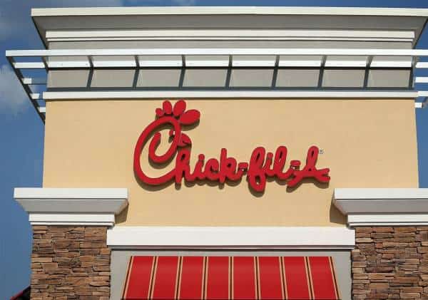 אוניברסיטה סירבה להכניס רשת מסעדות הומופובית לקמפוס, ראש החוג התפטרה