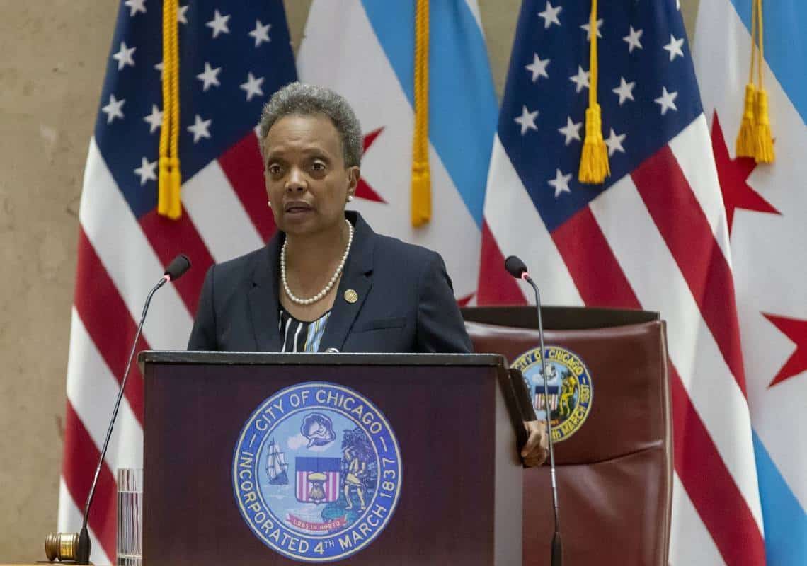 "אמריקה יורדת מהפסים": ראש העיר הלסבית והשחורה של שיקגו מסרבת להתראיין לעיתונאים לבנים בצעד גזעני במיוחד