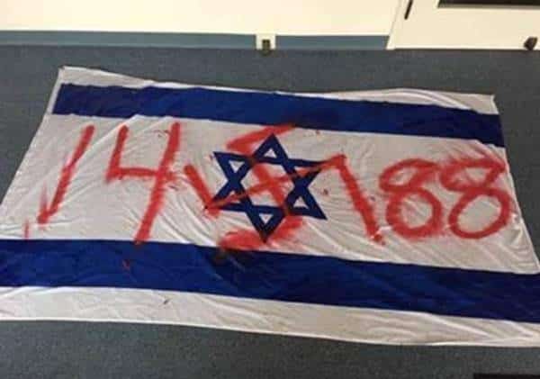 מזעזע: צלב קרס רוסס על דגל ישראל מחוץ לבית כנסת בארה"ב