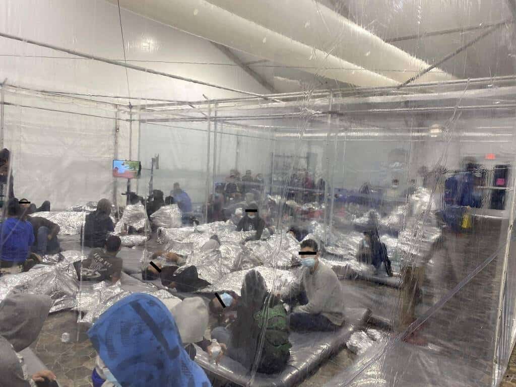 משבר המהגרים של ביידן: סגניתו האריס ממשיכה לספוג ביקורת על היעדרה מהגבול; תנאי הטיפול במהגרים מחריפים