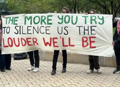 הבמה נסגרת, המחלוקת נשארת: אוניברסיטאות ניו יורק מבטלות נאומי סטודנטים בטקסי סיום בעקבות ביקורת על ישראל