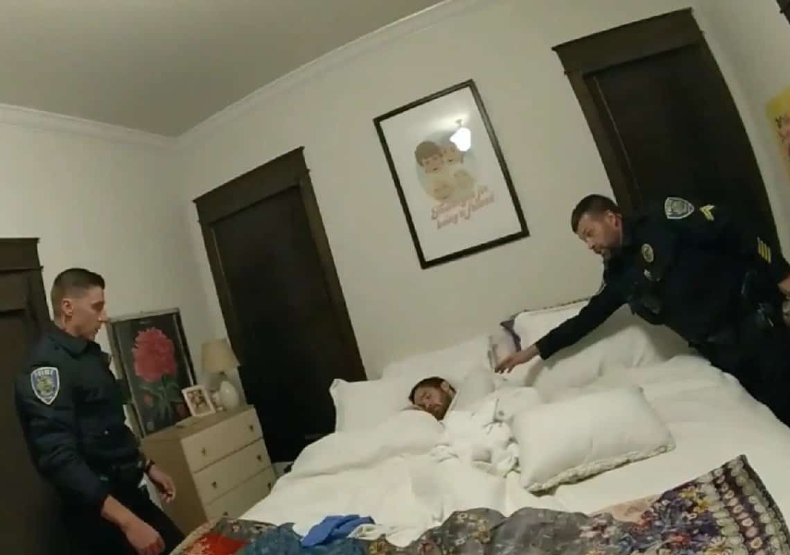 צפו בתיעוד: בכיר ב"טייסון פודס" נעצר לאחר שהתעורר במיטה זרה