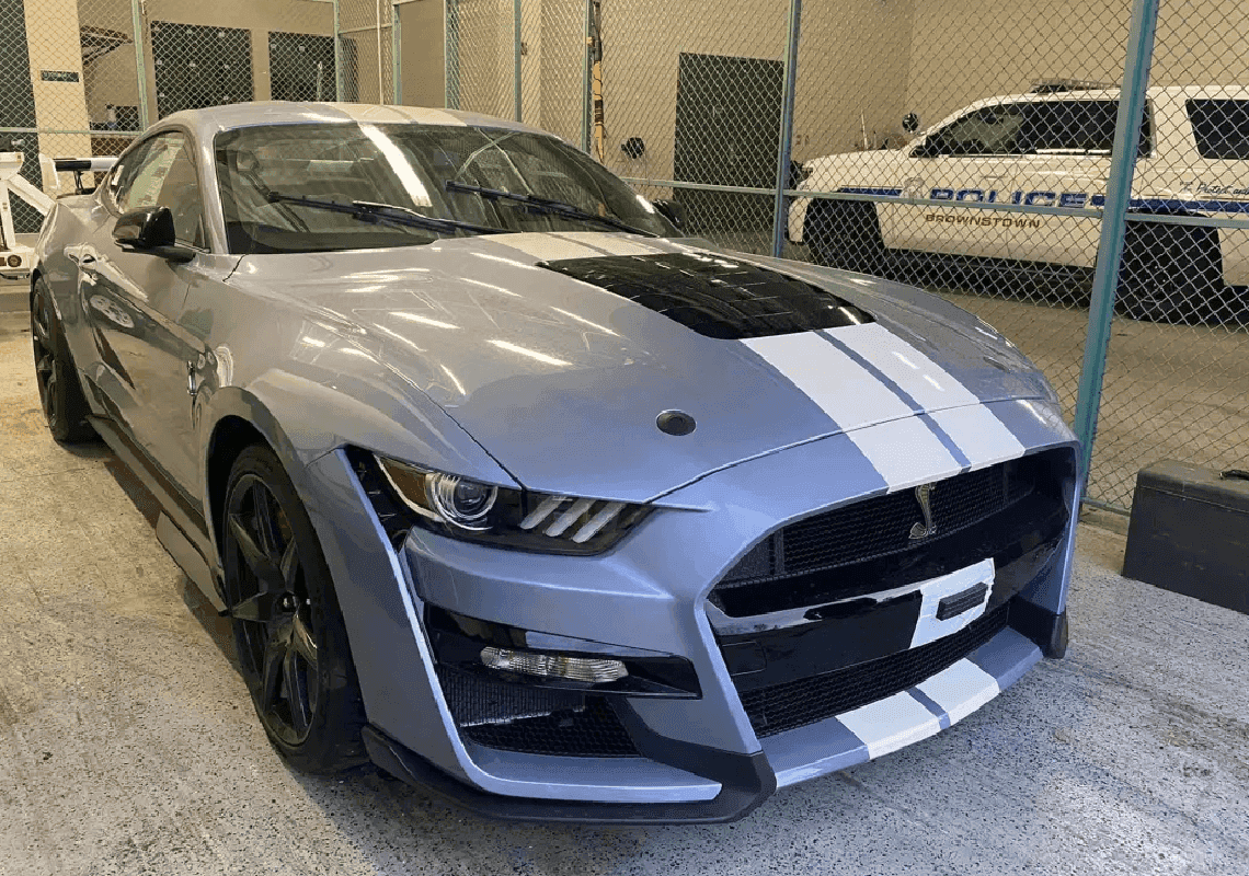 מרדף משטרתי אחר נער בן 14 שגנב מוסטנג - הסתיים בגלל שנגמר הדלק 